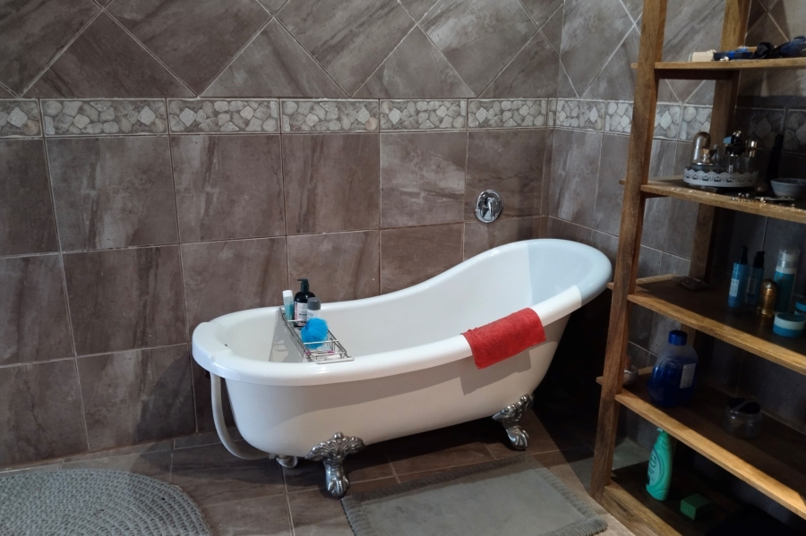 5 Bedroom Property for Sale in Meerhof North West